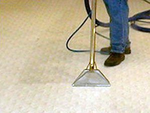 Як почистити килим на підлозі